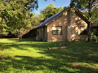 Busbys Bungalo side yard